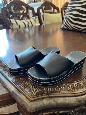 Soft Leather slide by Hillard & Hanson ( NWOT )